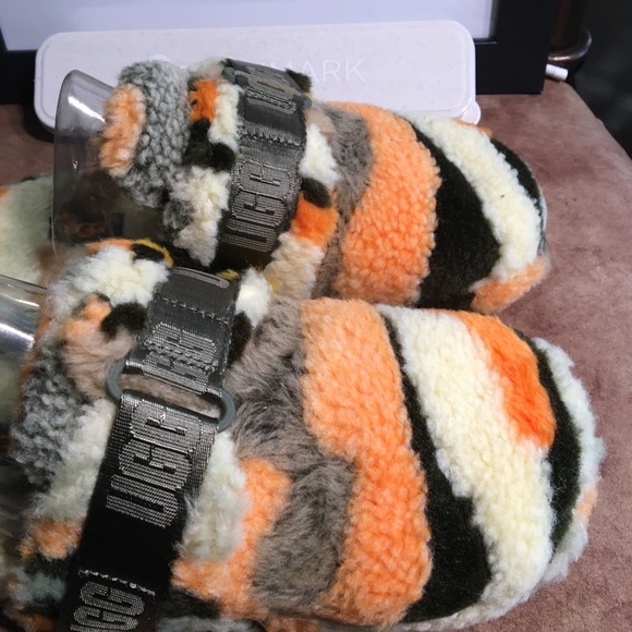 UGG NIB AUTHENTIC FLUFF IT CALI COLLAGE OLIVE UNISEX SLIPPERS - Picture 3 of 16